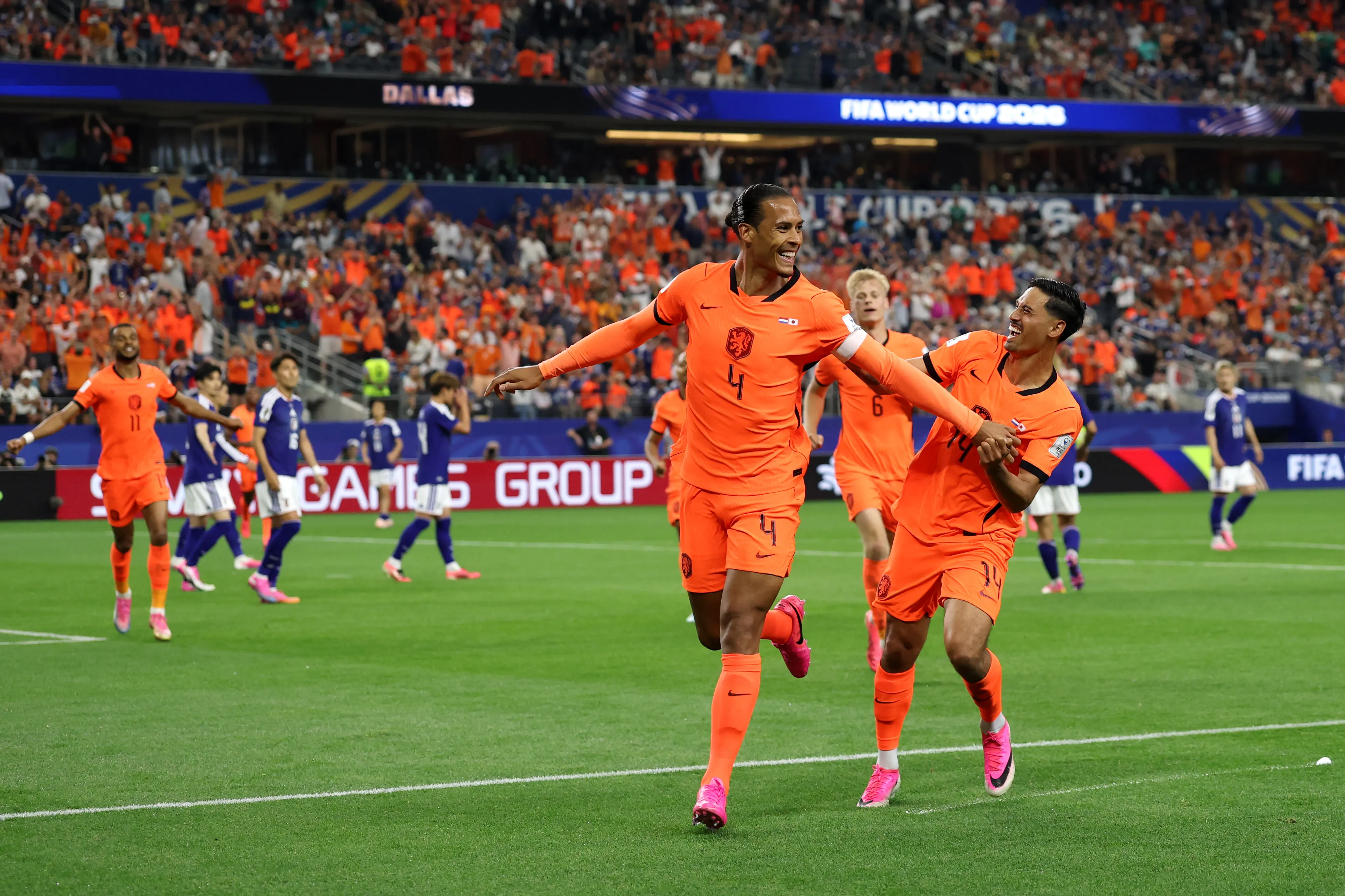 Virgil van Dijk abrió la cuenta para Países Bajos ante Japón.