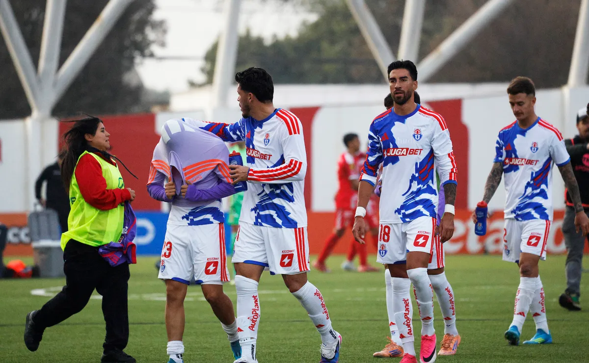 ¡INCENDIÓ EL CAMARÍN AZUL! Pepe Ormazábal perdió la paciencia, dio por muerto al equipo y barrió con los suplentes: “No son nada de la U”