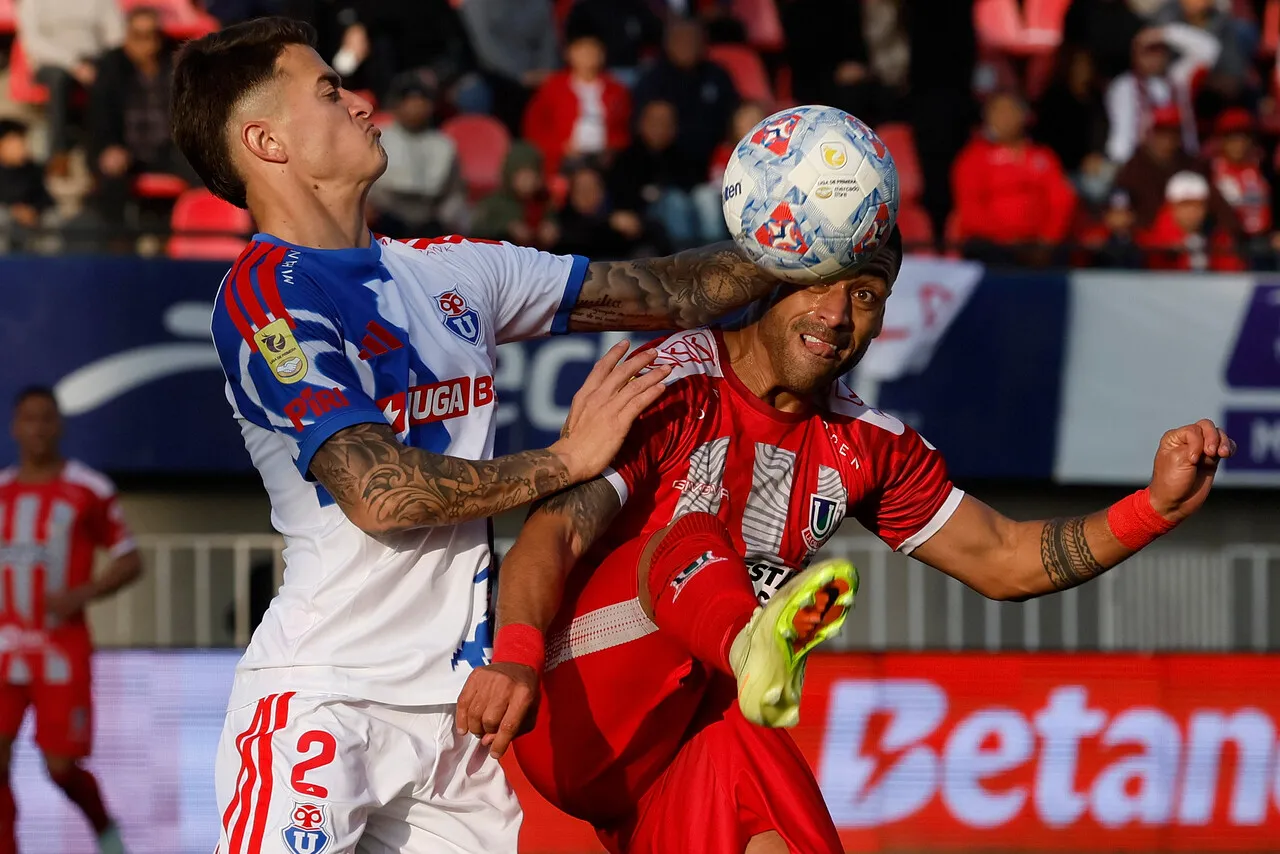 Guarello repasó a Calderón por el penal que cometió. | Foto: Photosport