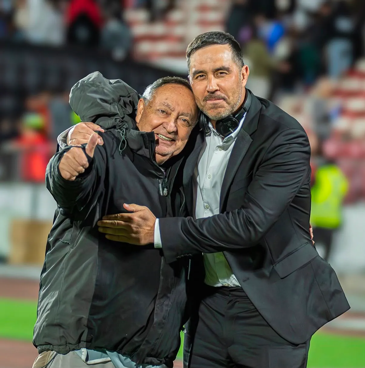 Marco Muga junto a Claudio Bravo en 2025. (Foto: @agenciarrmedia)