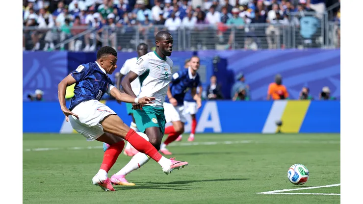 Kylian Mbappé marca su doblete para Francia.