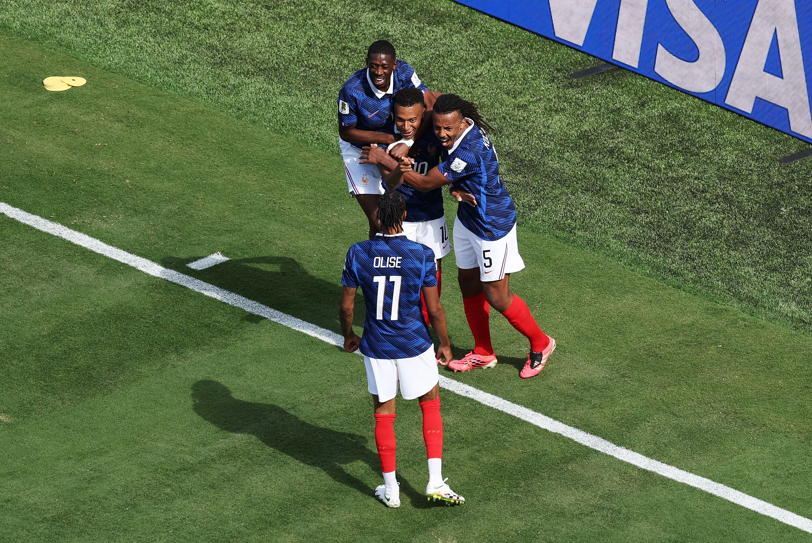 Kylian Mbappé celebrando uno de sus tantos ante Senegal | FOTO: Darrian Traynor/Getty Images
