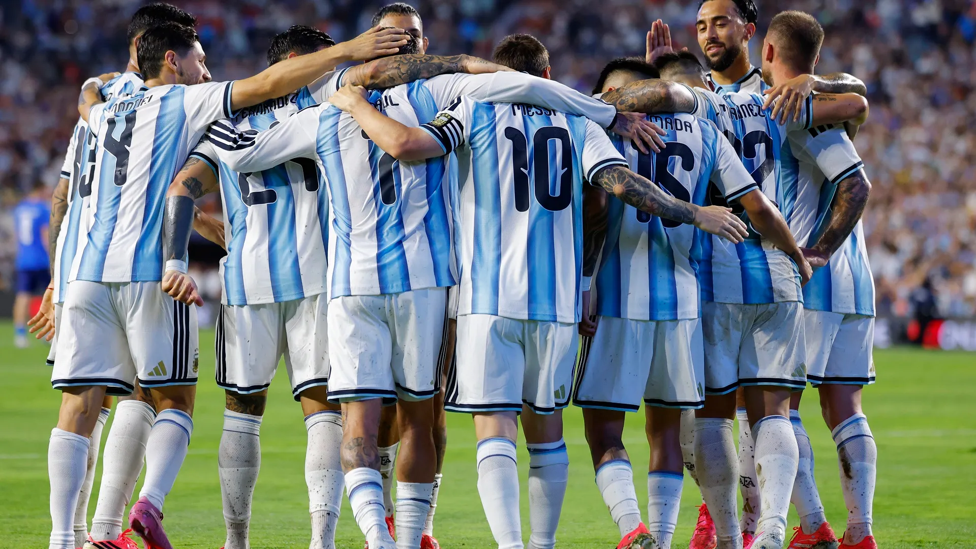 Mientras Argentina avanza cómodamente en el Mundial, la AFA negocia con Lionel Scaloni.