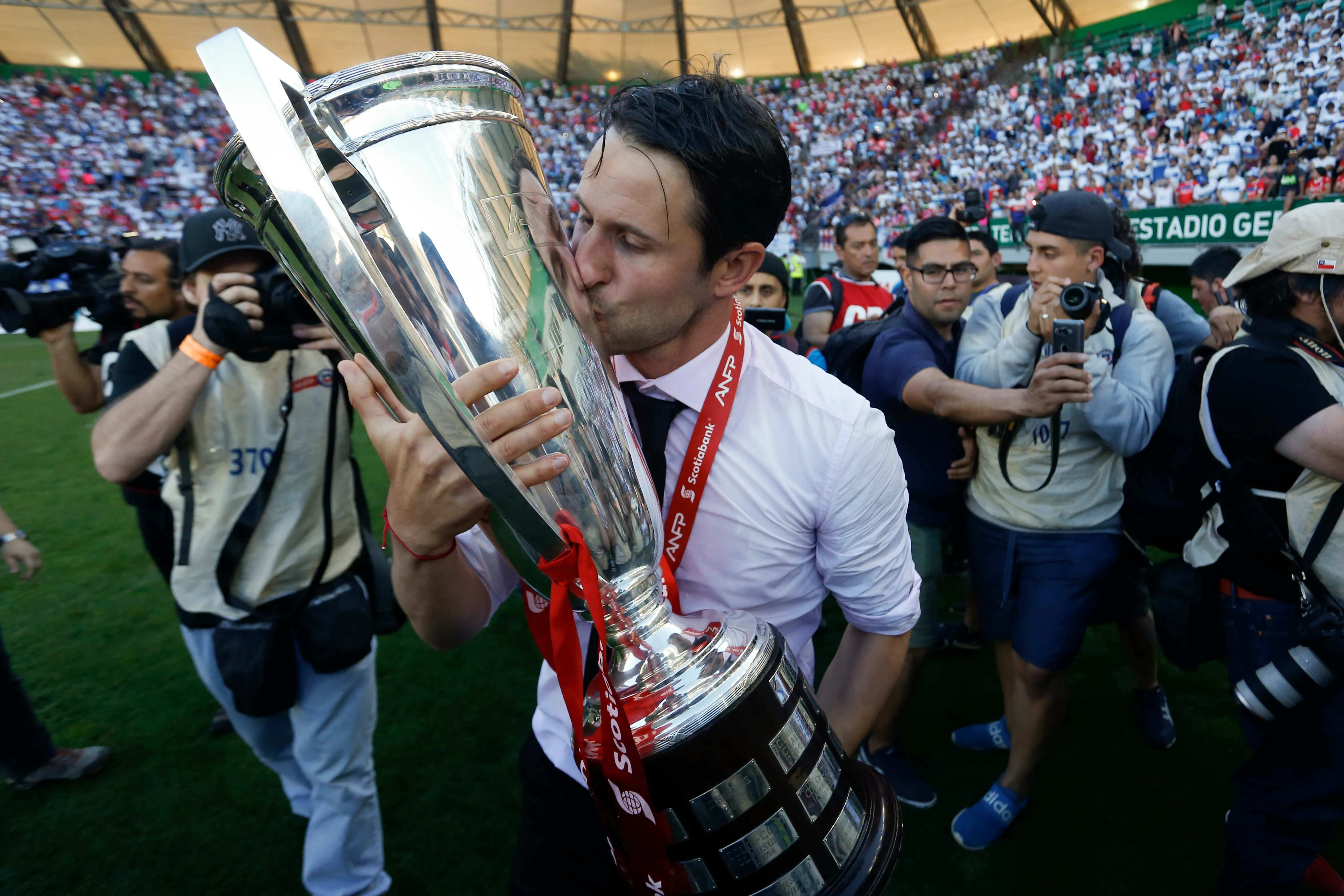 Beñat San José levantando el título del 2018 con la UC | FOTO: Ramon Monroy/Photosport