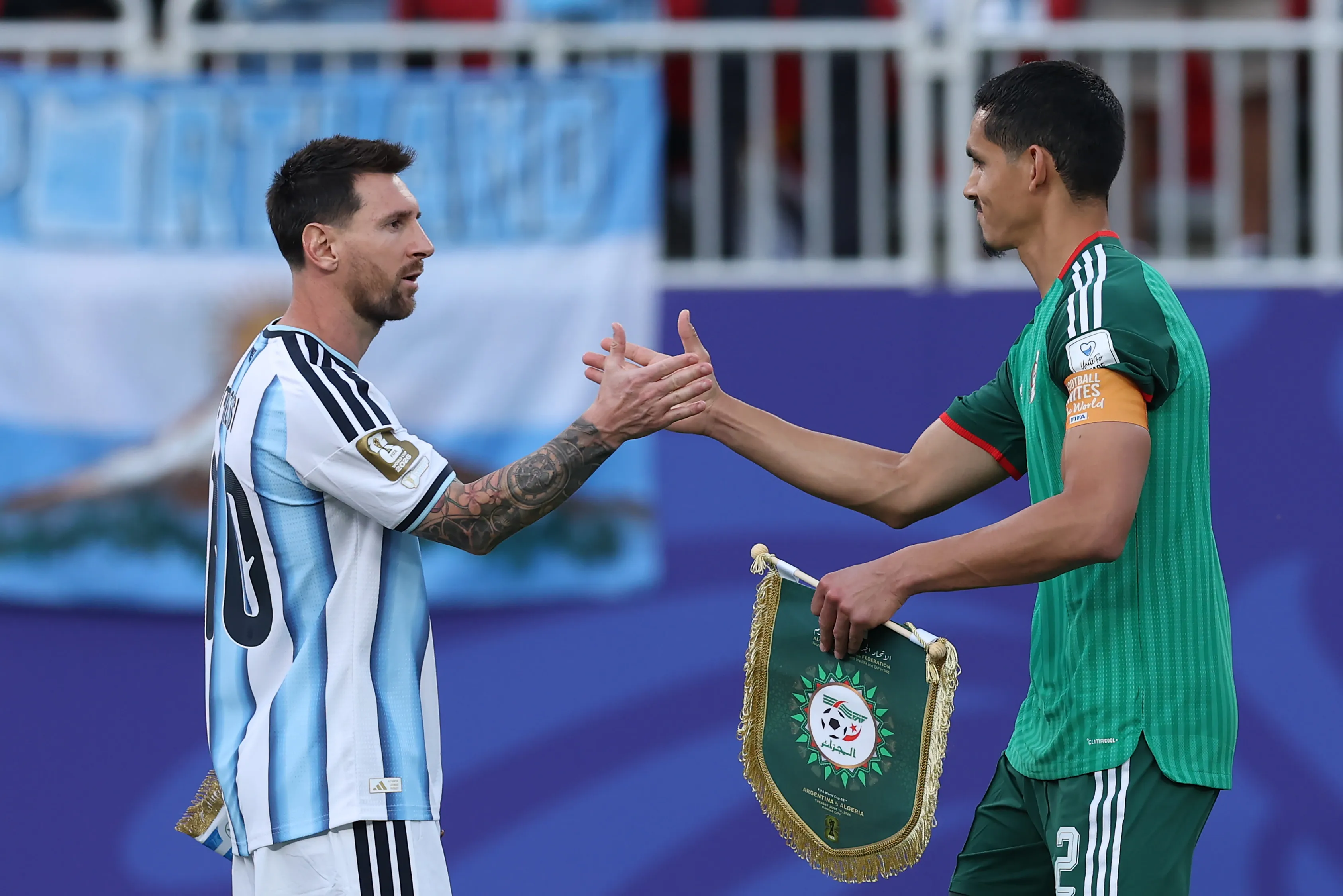 Aissa Mandi denunció a Lionel Messi por la fea falta del argentino.