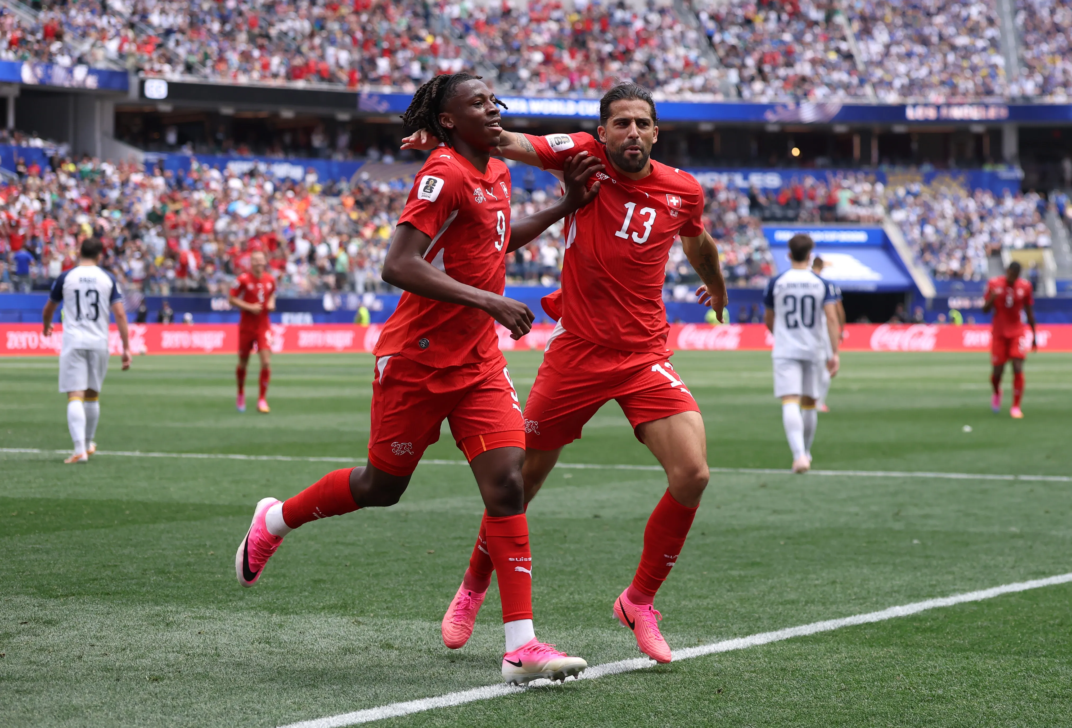 Manzambi ingresó desde el banco para darle el triunfo a los helvéticos. (Photo by Dean Mouhtaropoulos/Getty Images)