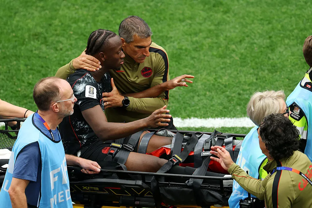 Ismael Koné siendo trasladado en camilla (Photo by Emilee Chinn/Getty Images)