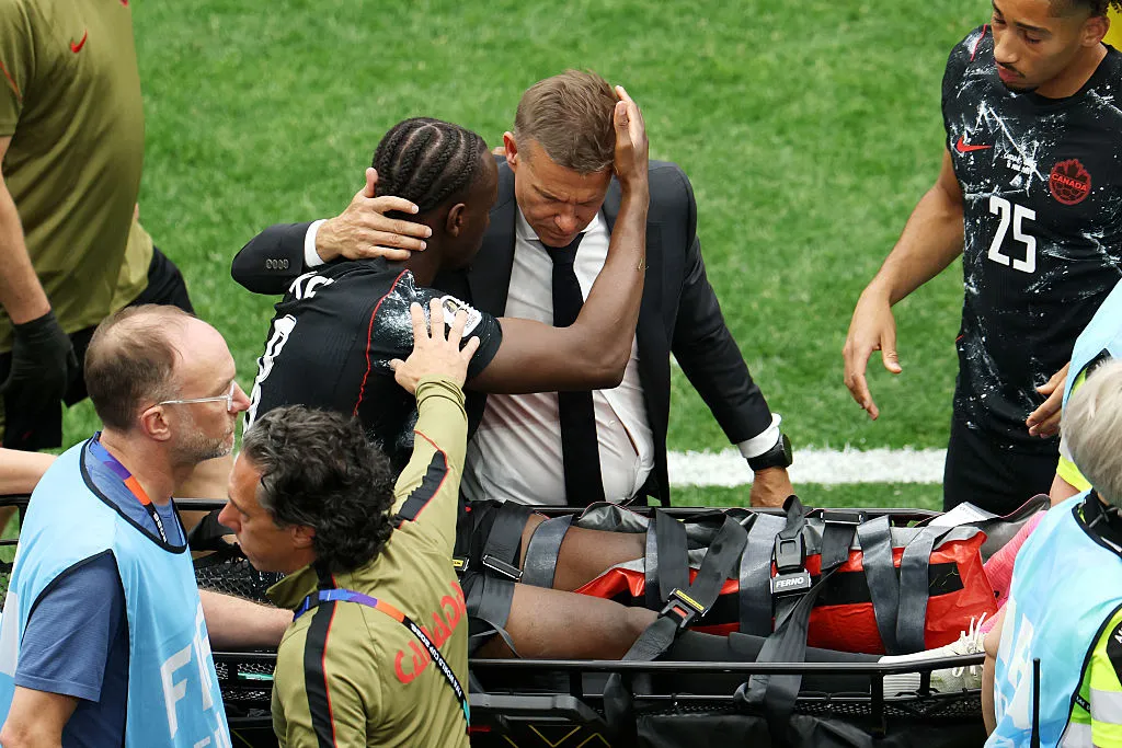 Ismael Koné siendo trasladado en camilla (Photo by Emilee Chinn/Getty Images)