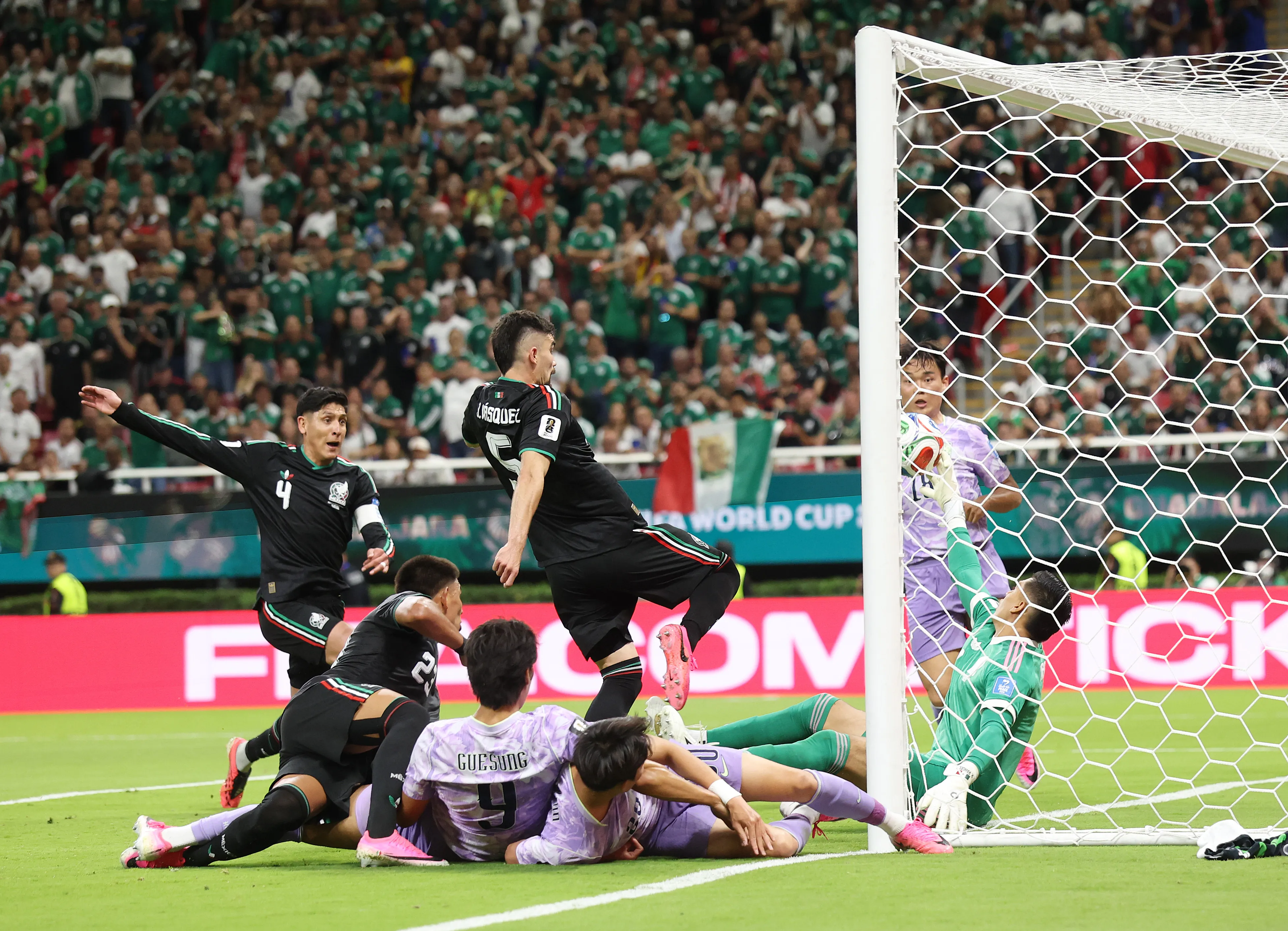 Raul Rangel ahogó el grito de gol coreano en los últimos minutos. (Photo by Carl Recine/Getty Images)