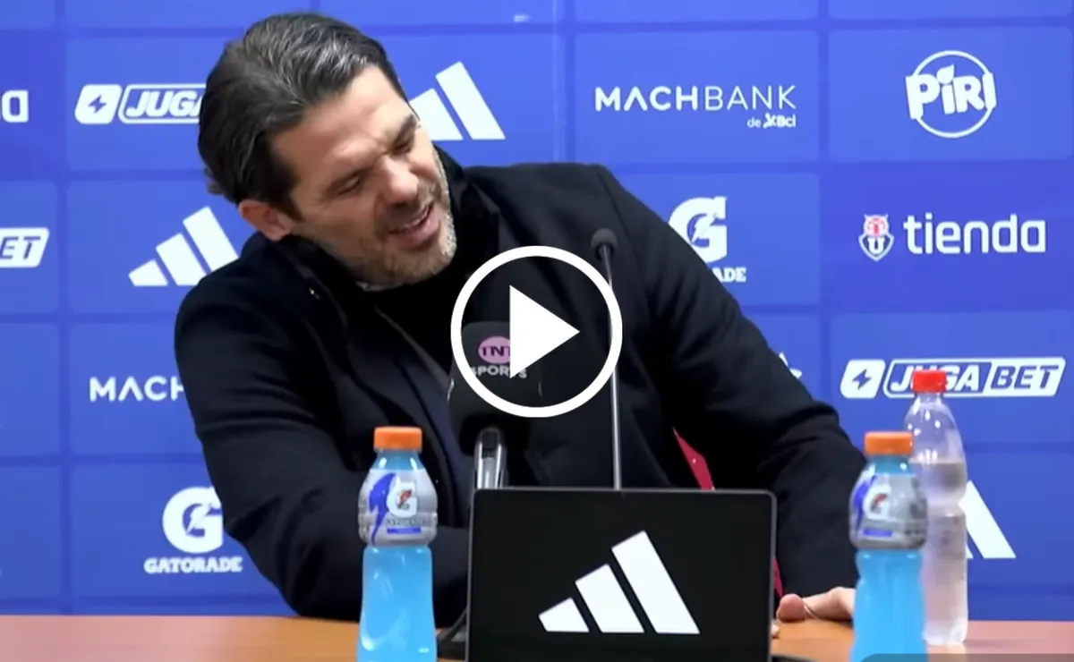 VIDEO: El momento en el que Fernando Gago sufre dolor en conferencia de U. de Chile