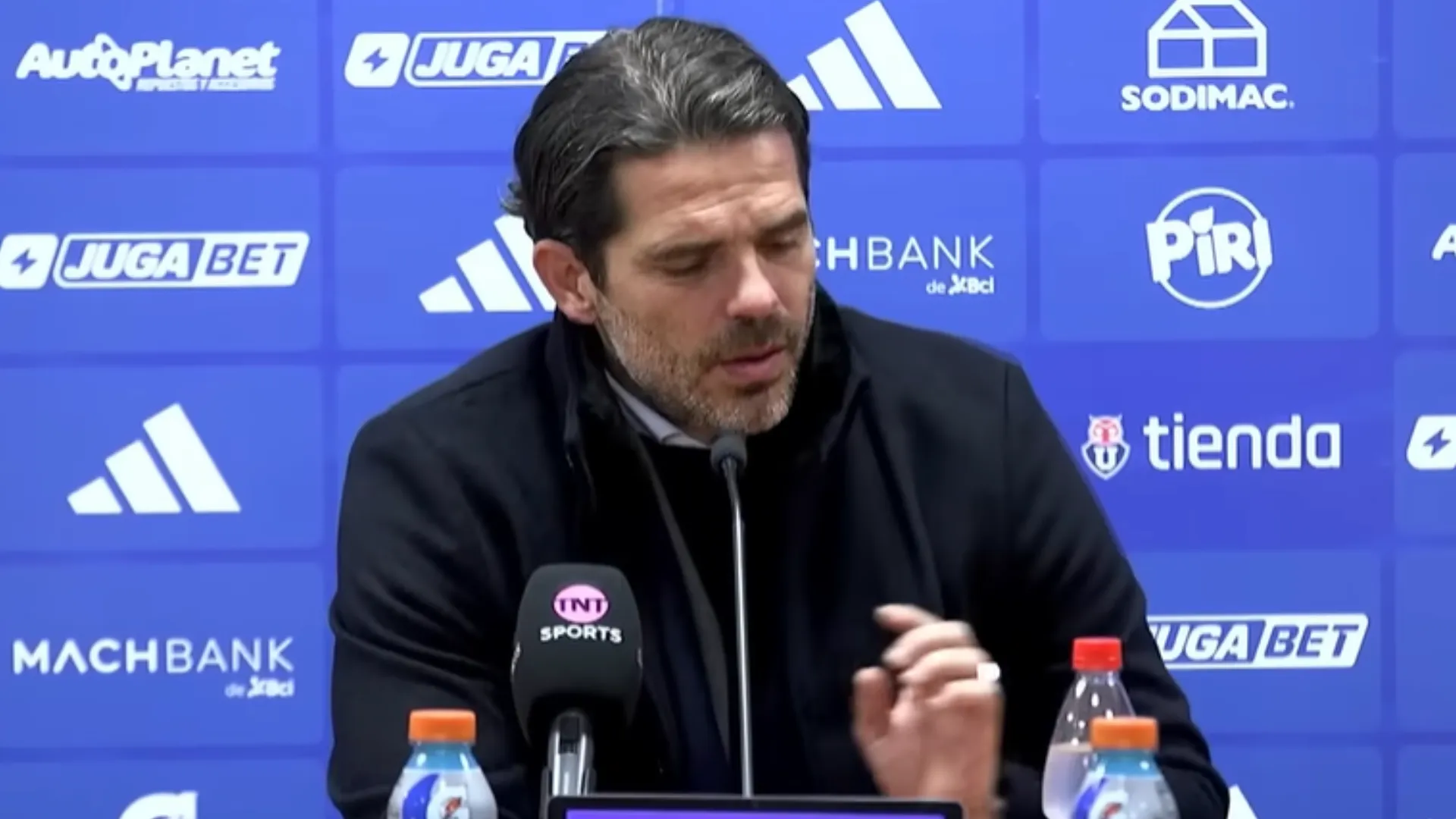 La primera mueca de dolor de Fernando Gago en la conferencia de prensa. (Foto: Club Universidad de Chile)