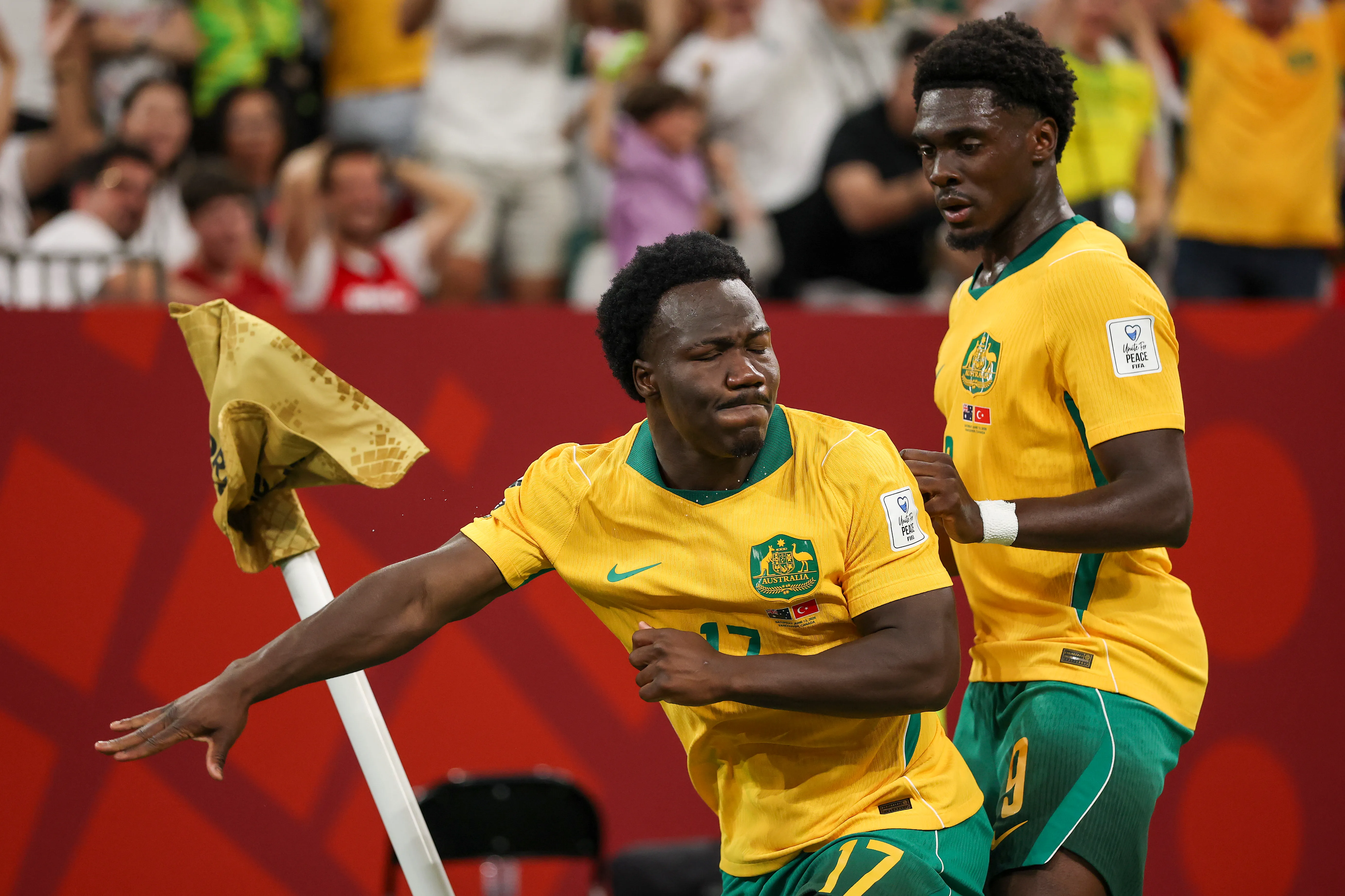 Nestory Irankunda celebrando su gol ante Turquía a lo Tim Cahill | FOTO: Stu Forster/Getty Images