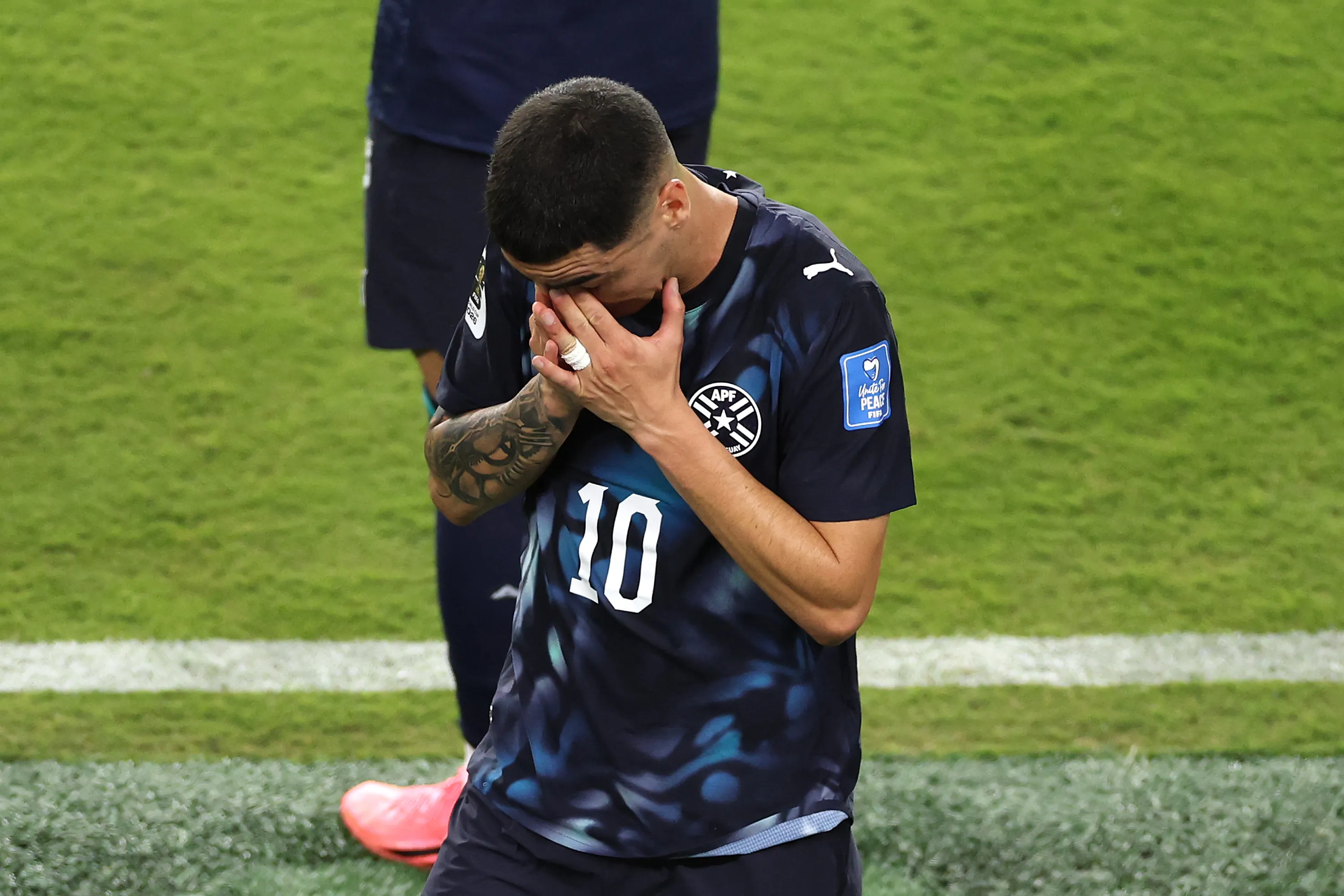 Miguel Almirón fue expulsado por una insólita razón