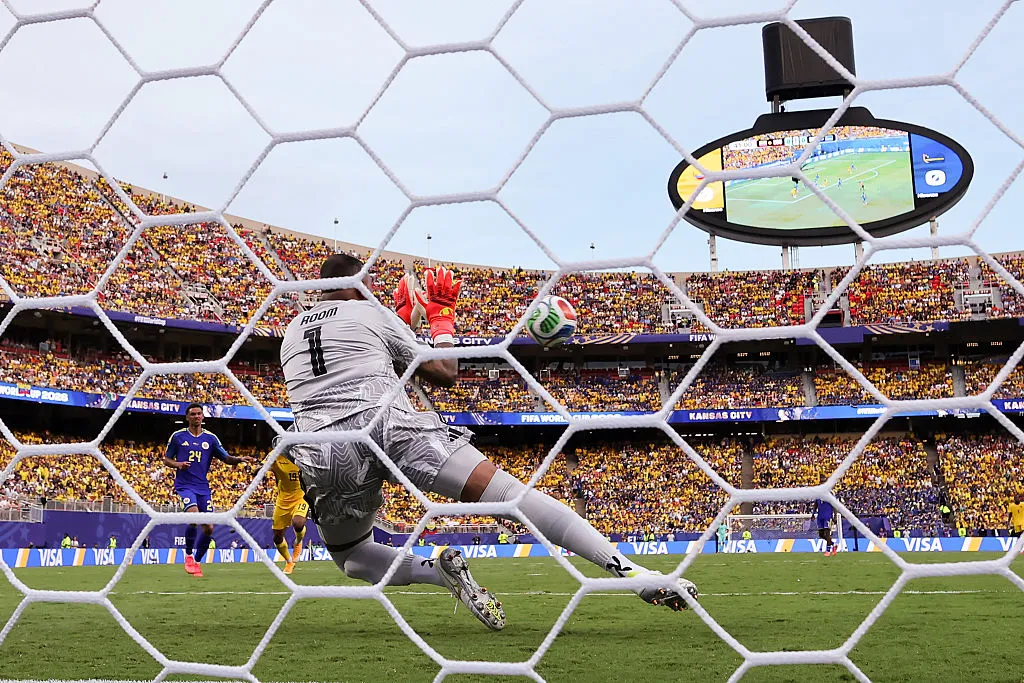 Eloy Room se consagra como la gran figura ante Ecuador con 15 atajadas clave(Photo by Charlotte Wilson/Getty Images)
