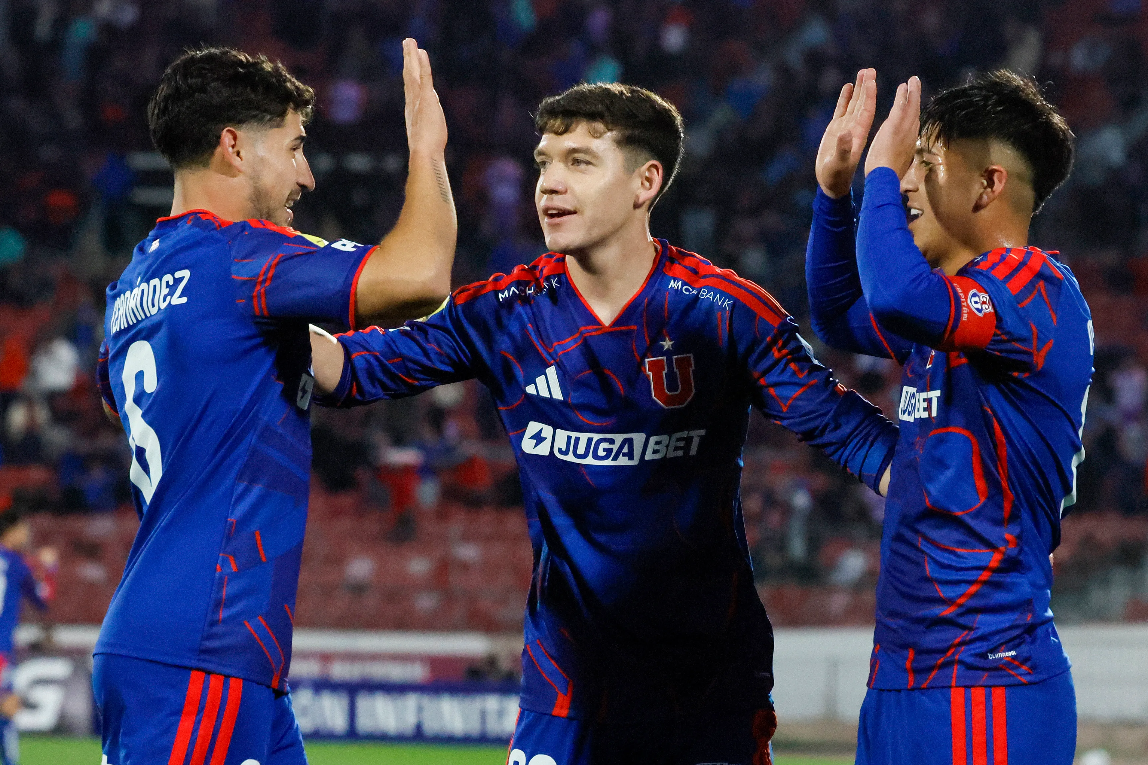 Los Azules se abrazan en su estreno en la Copa Chile | FOTO: Andres Pina/Photosport