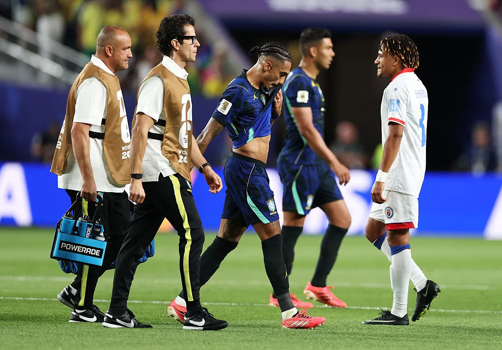 Raphinha salió lesionado en el partido de Brasil vs. Haití. (Foto: Dan Mullan/Getty Images)
