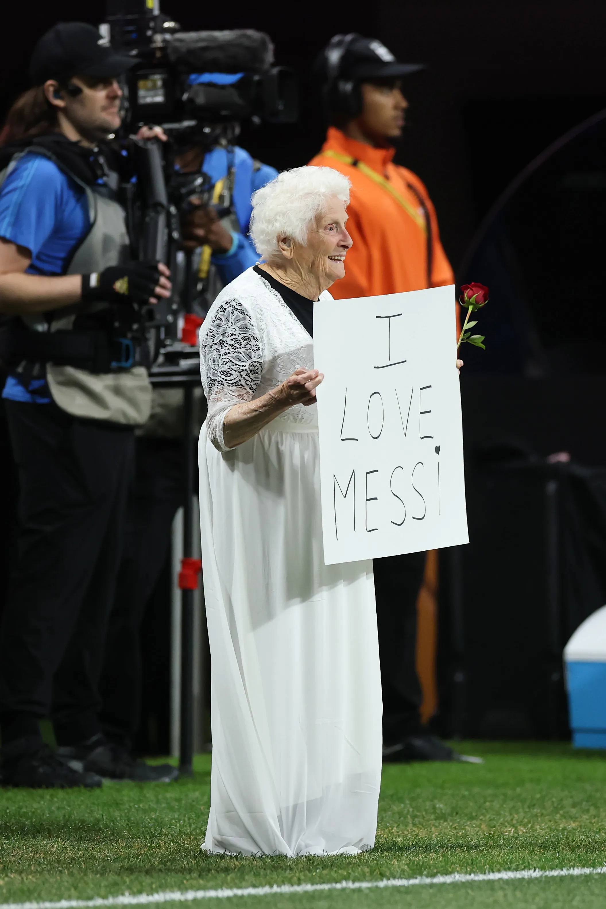 Kana dedicándole su amor eterno a Messi (Photo by Alex Grimm/Getty Images)