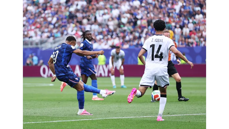 Kylian Mbappé abre la cuenta para Francia ante Irak.