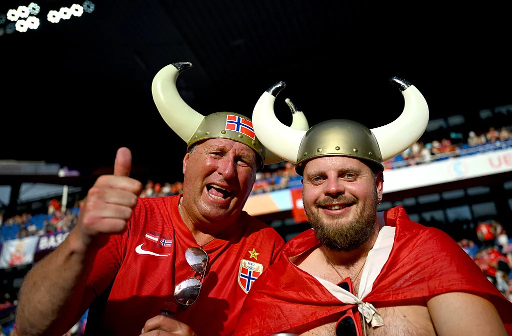 Hinchas noruegos luciendo los míticos cuernos vikingos. (Photo by Matthias Hangst/Getty Images)