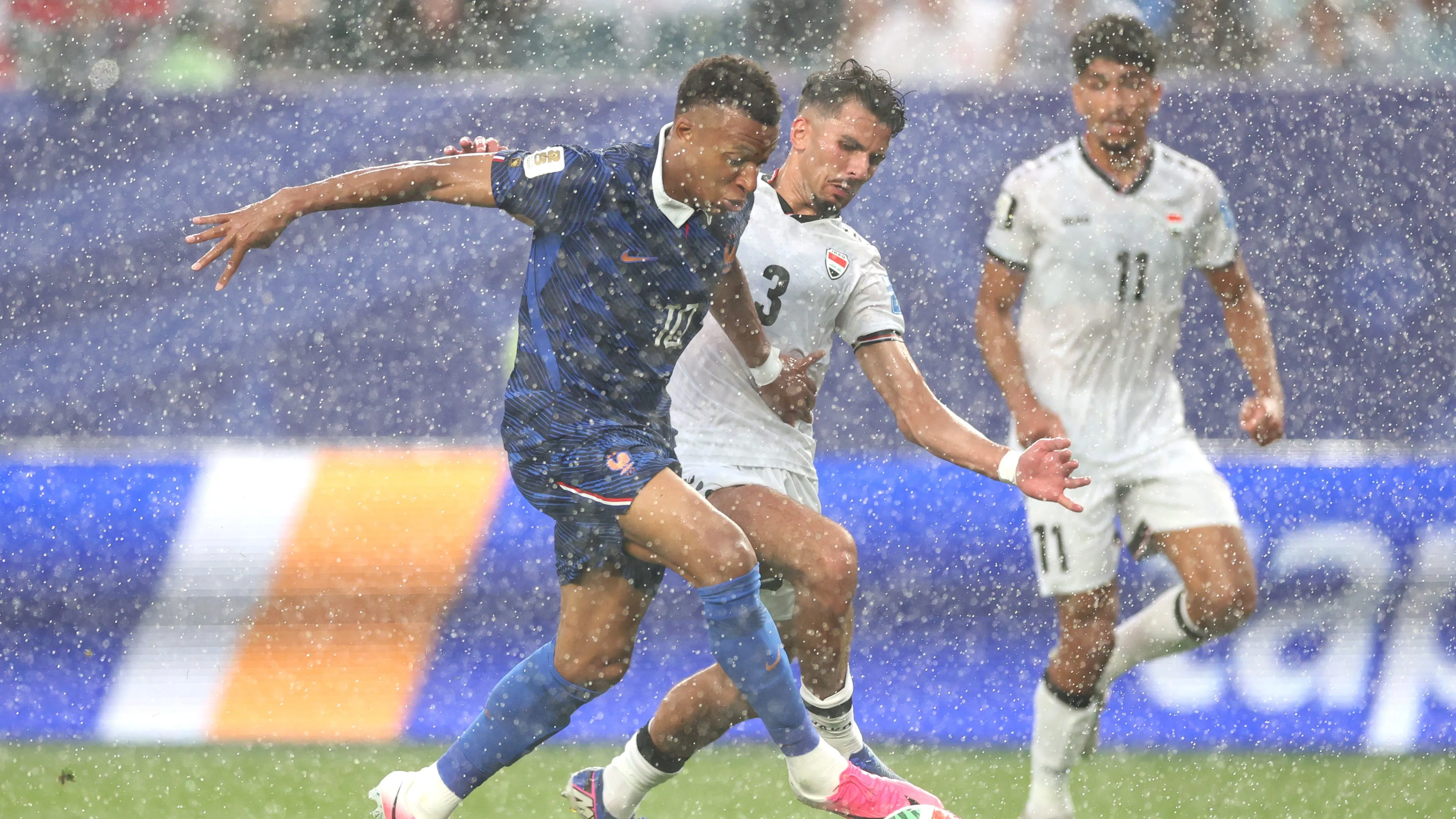 Partido entre Francia e Irak se ve afectado por una tormenta eléctrica.