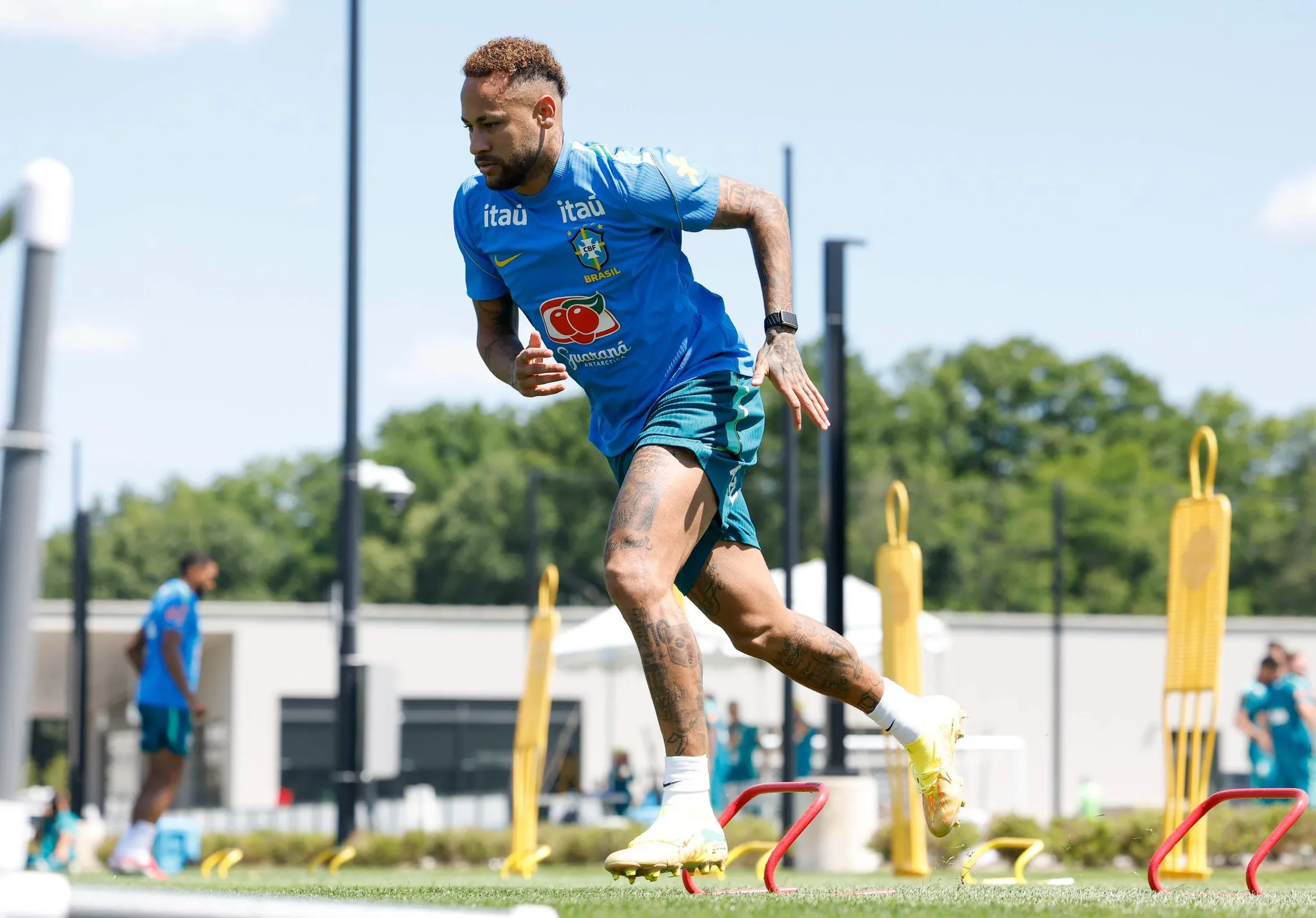 Neymar entrena a la par de sus compañeros en Brasil. (Foto: CBF)