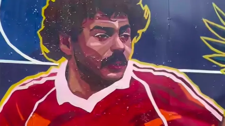 Carlos Caszely tiene un mural en una sede del Mundial 2026. (Foto: Captura)