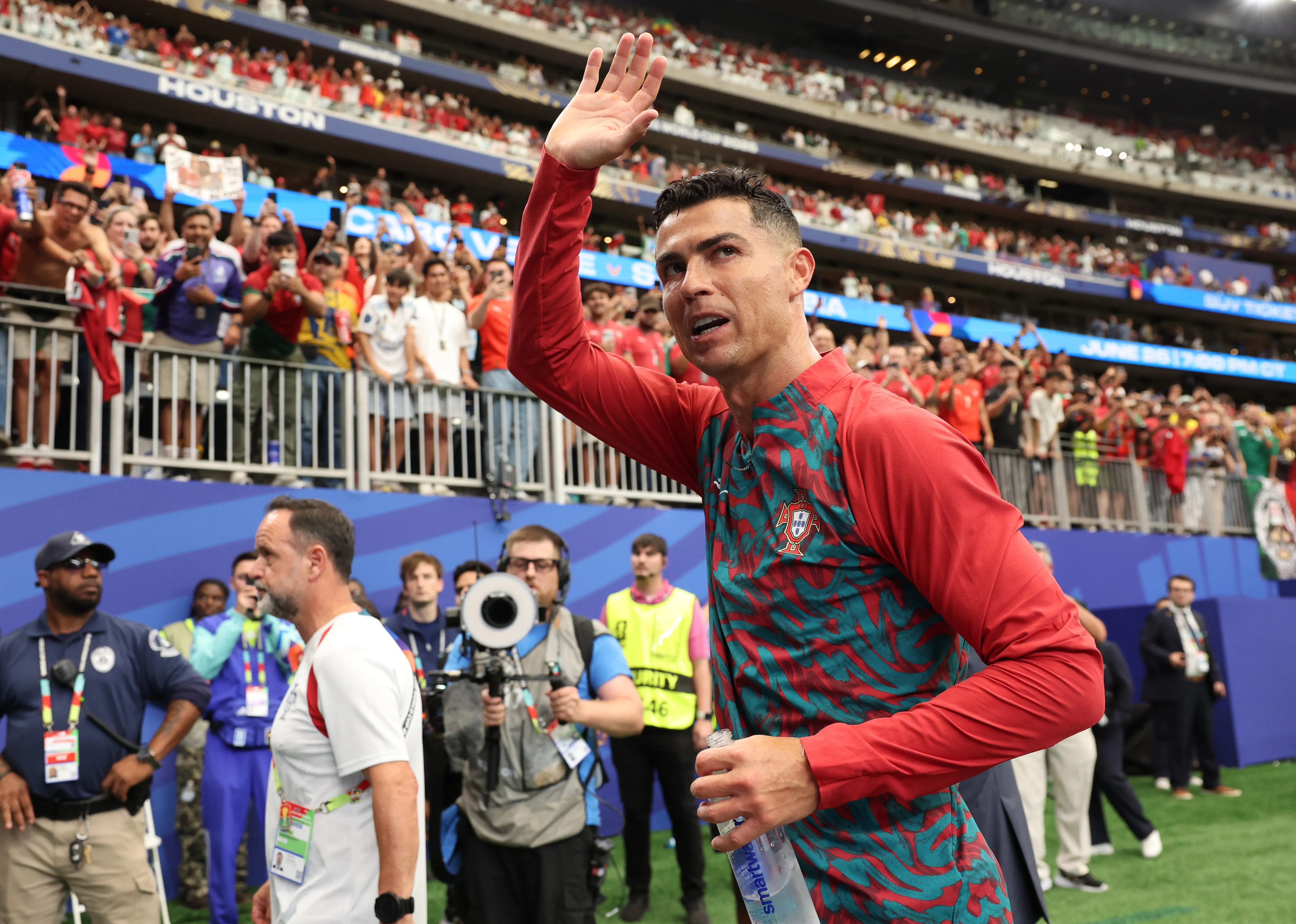 Cristiano Ronaldo se retiró aplaudido del estadio | FOTO: Charlotte Wilson/Getty Images)