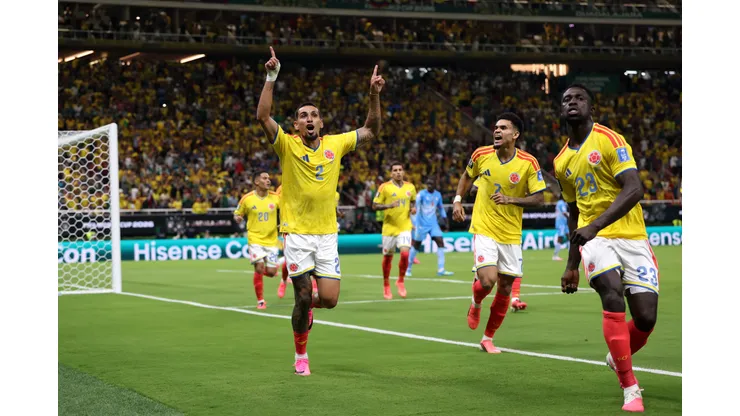 Daniel Muñoz abre la cuenta para Colombia.
