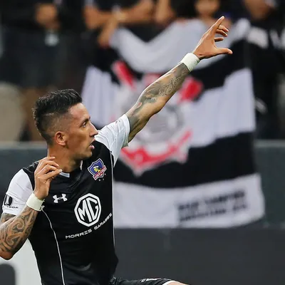 Lucas Barrios escoge a su víctima favorita en el arco