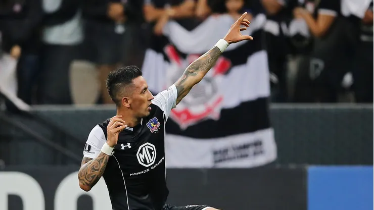 Lucas Barrios escoge su víctima favorita (Foto: Esportivo/Photosport)