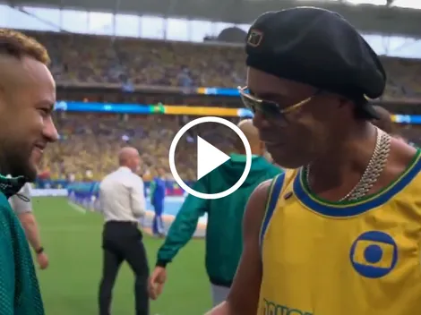 VIDEO: Ronaldinho se mete a la cancha para la última arenga de Brasil