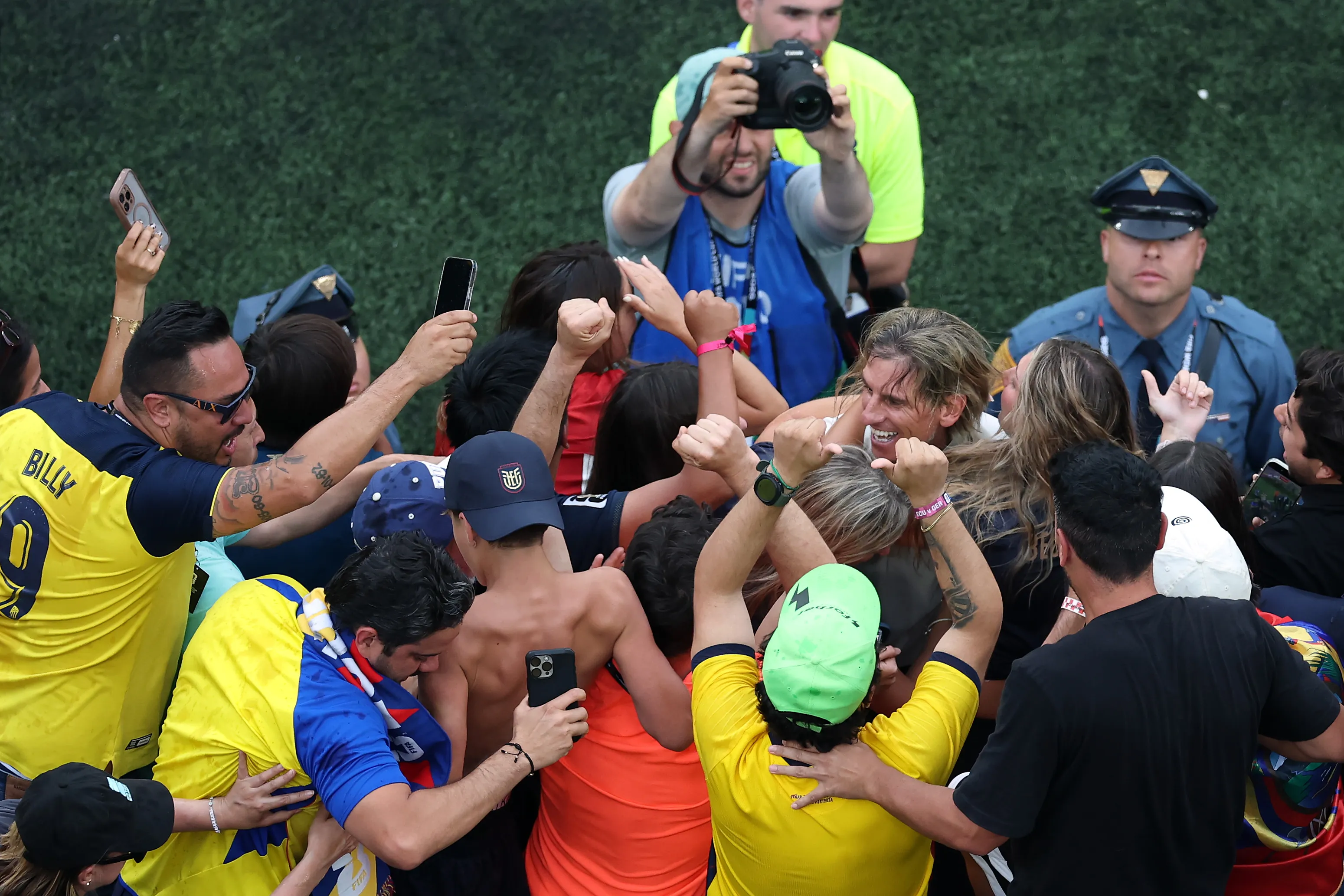 Beccacece junto a su familia tras el partido ante Alemania | FOTO: Al Bello/Getty Images
