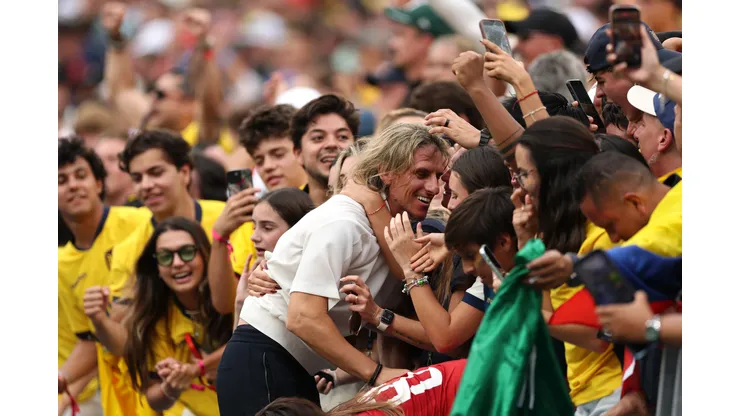 Sebastián Beccacece celebra con su esposa en la tribuna.