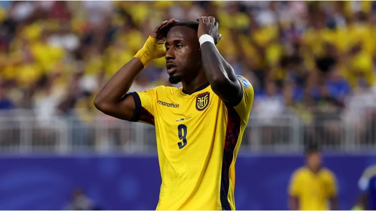 Ecuador celebra, pero la FIFA lo sanciona.