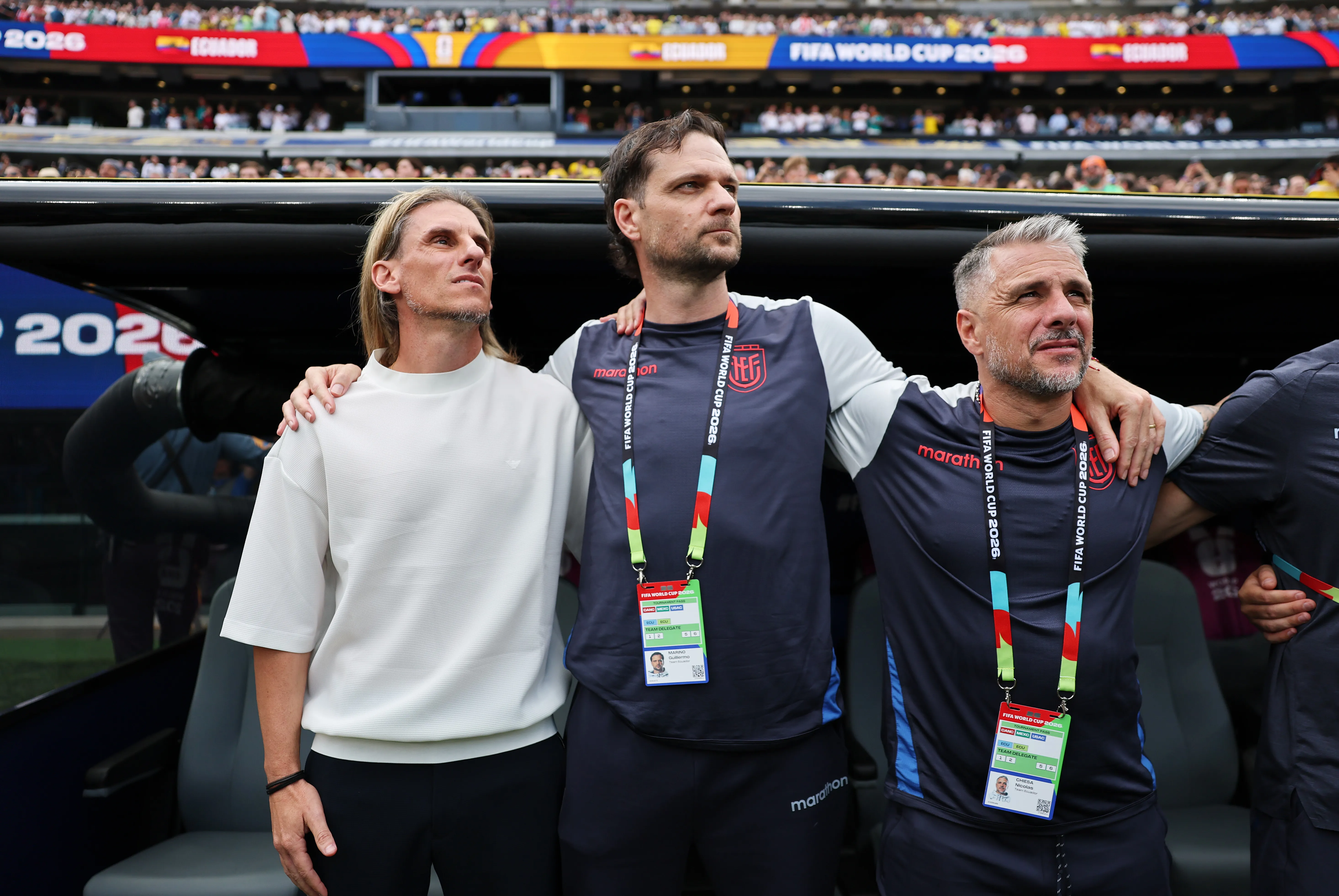 Sebastián Beccacece junto a Guillermo Marino, cuerpo técnico de Ecuador.
