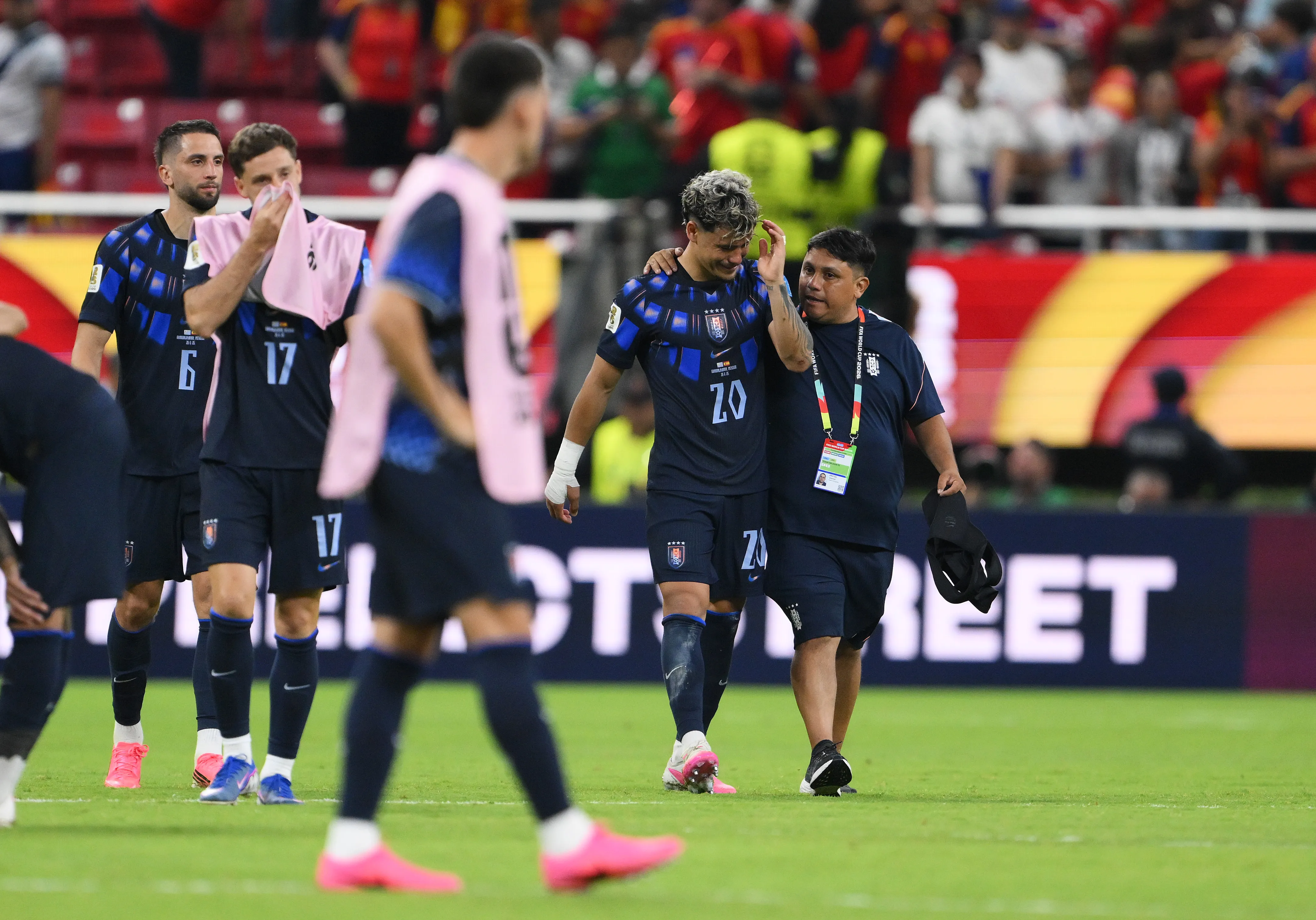 Los jugadores charrúas se retiraron llorando del Estadio de Guadalajara | FOTO: David Ramos/Getty Images