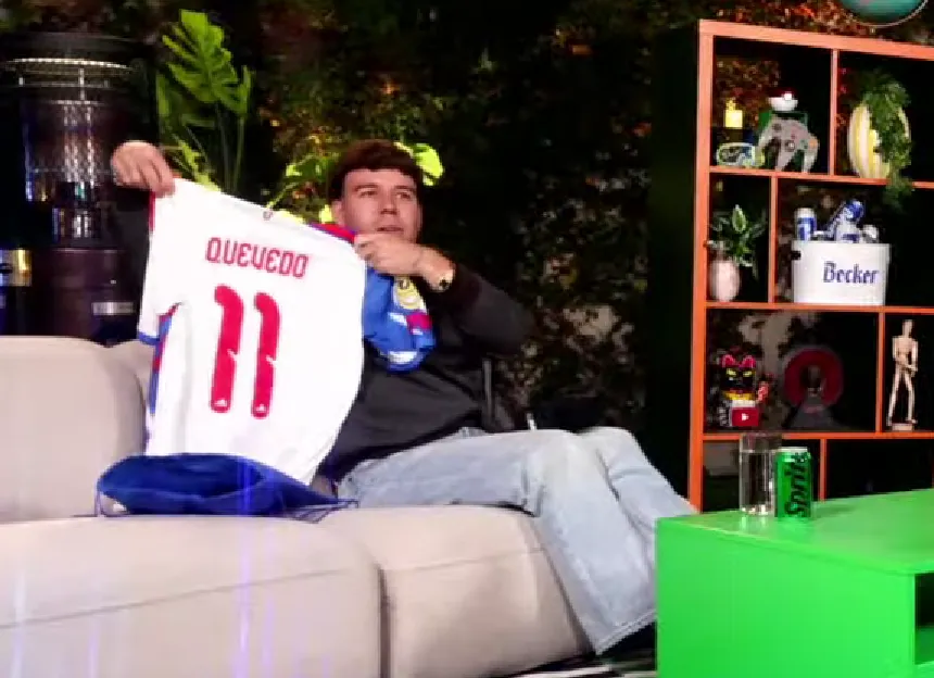 Quevedo mostrando su nueva camiseta de la U | FOTO: Captura
