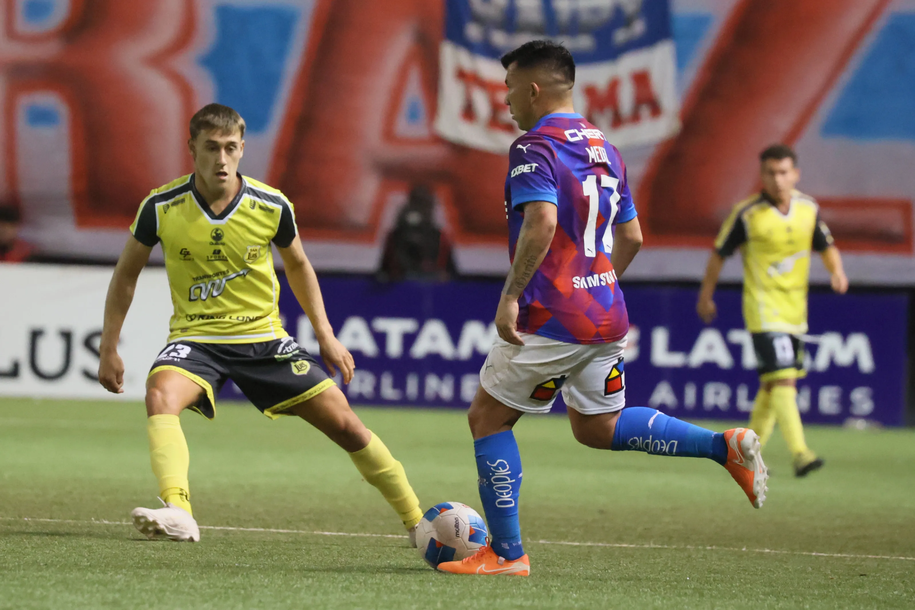 El duelo entre Los Canarios y los Cruzados es uno de los más atractivos de la jornada de este sábado | FOTO: Dragomir Yankovic/Photosport