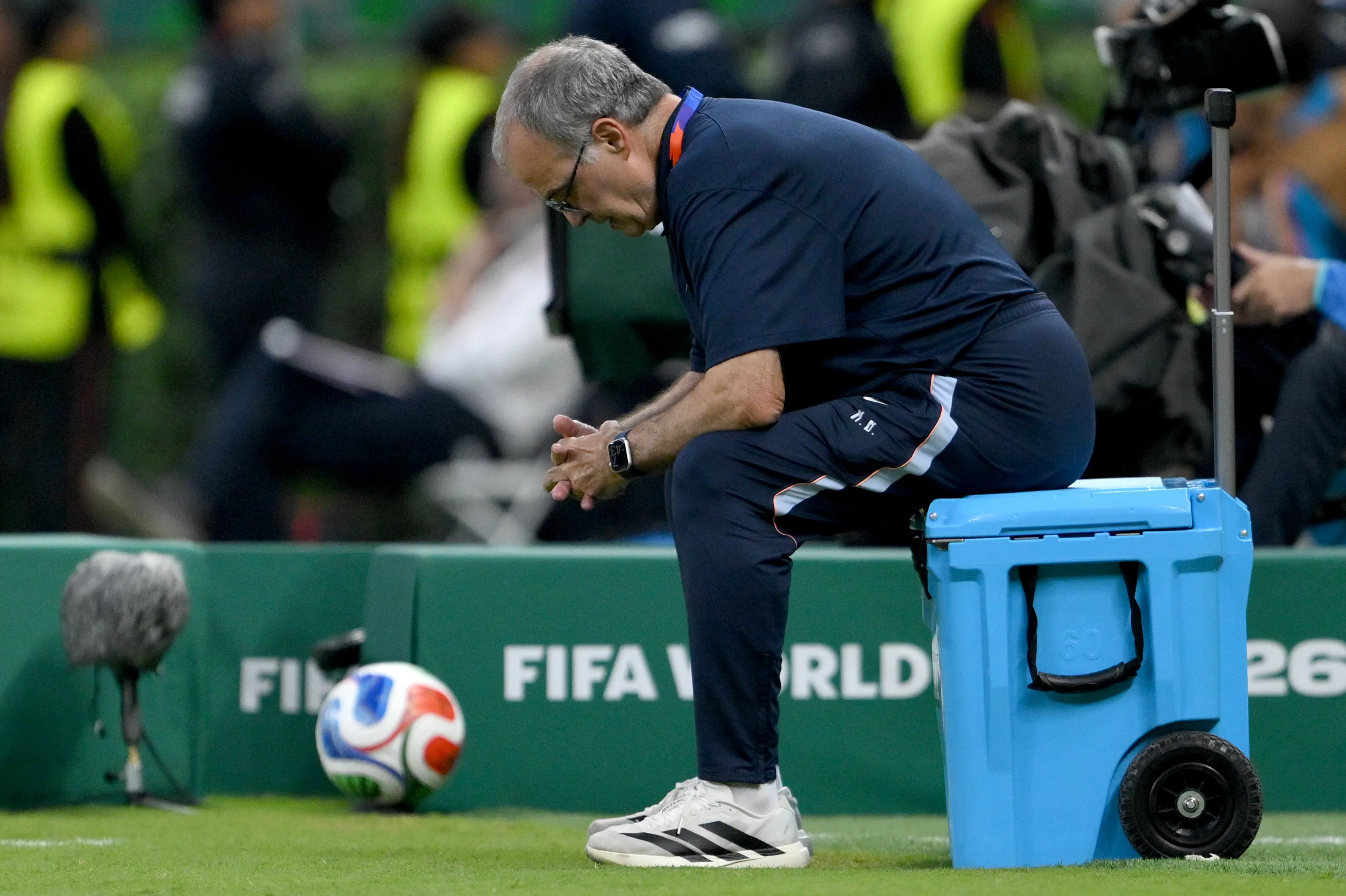 Marcelo Bielsa cabizbajo tras la eliminación de Uruguay frente a España |  David Ramos/Getty Images