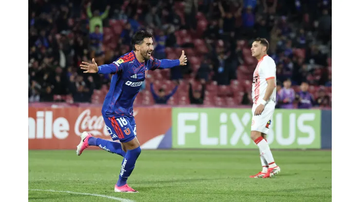 Juan Martín Lucero marca el 1-0 para la U ante Unión San Felipe.