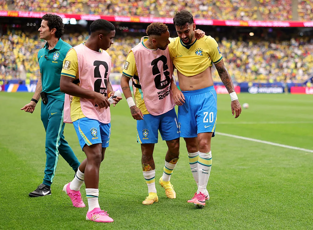 Neymar estuvo muy activo en el banco de suplentes de Brasil. (Foto: Alex Slitz/Getty Images)