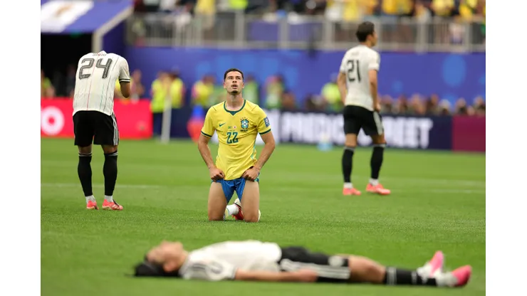Brasil ganó a Japón y avanzó, pero será sancionado por FIFA.