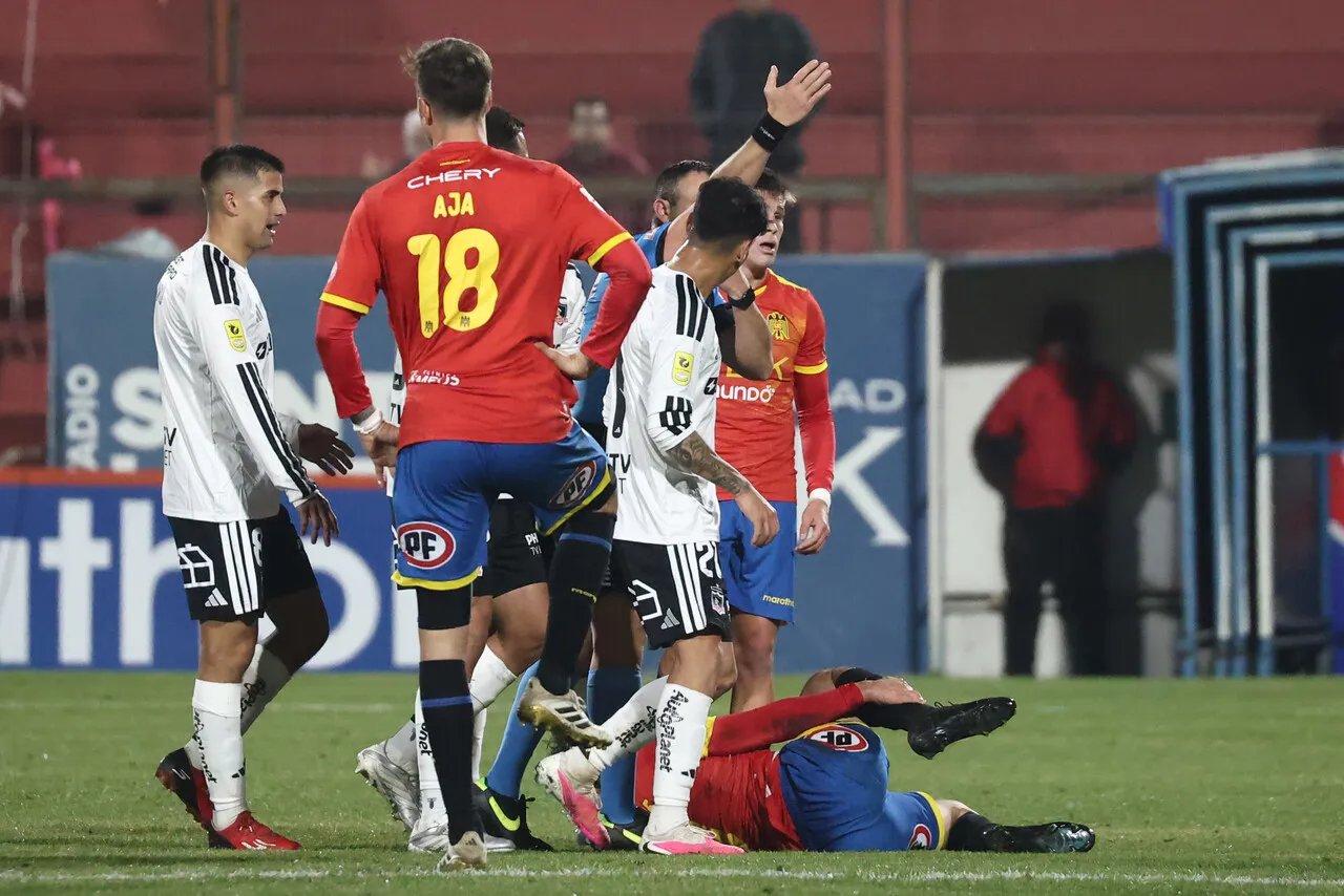 Raipán fue expulsado por dura acción. | Foto: Photosport