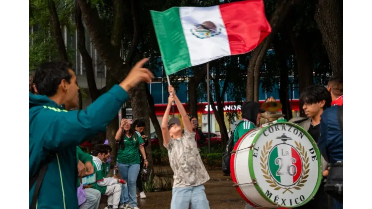 Hinchas mexicanos no dejaron dormir a los ecuatorianos.