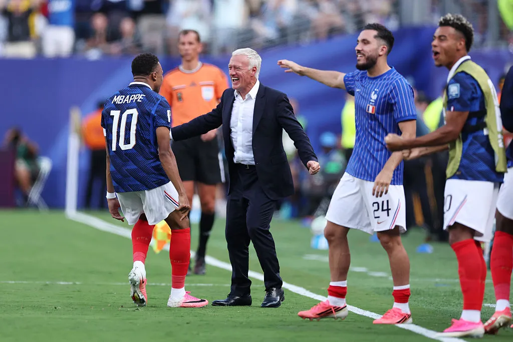 Didier Deschamps se roba las miradas tras el fallecimiento de su madre. (Photo by Mattia Ozbot/Getty Images)