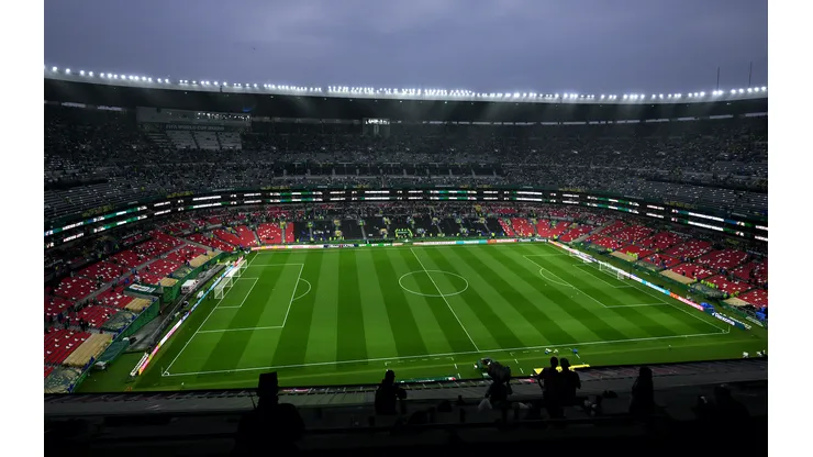El partido al parecer será demorado por la intensa lluvia.