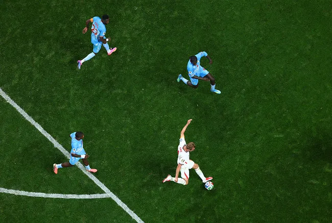 Momeento del disparo de Harry Kane para el gol del triunfo de Inglaterra. (Foto: Robert Cianflone/Getty Images)