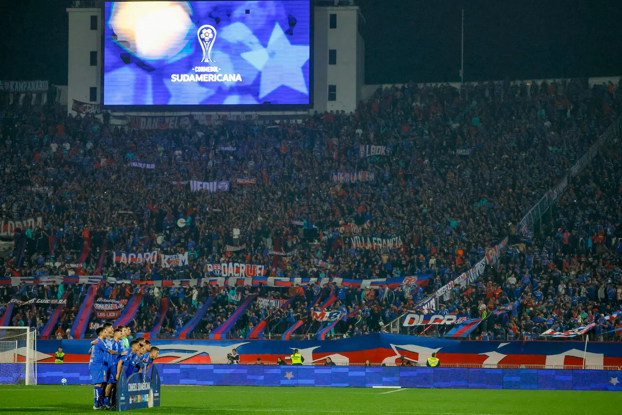 El hincha azul sueña con su recinto propio | Foto Photosport
