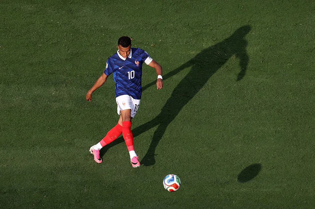Francia salta a la cancha para enfrentar a Paraguay. | Foto: Getty Images