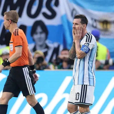 La 'viveza' de Lionel Messi con complicidad del árbitro que quedó expuesta